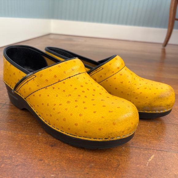 Yellow Dansko clogs, size 40 - Picture 1 of 3